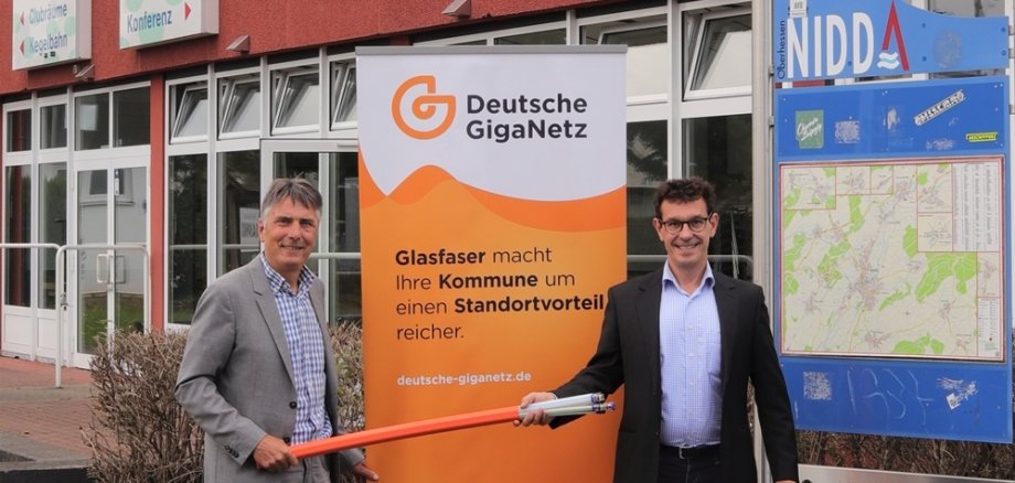 Foto von Bürgermeister Seum mit Firma Giganetz