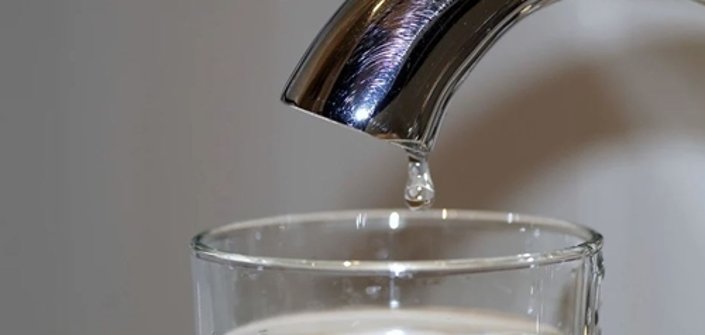 Foto Wasserhahn und Glas, Wassertropfen